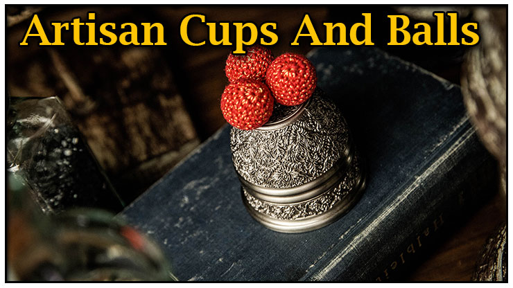 gros plan sur un cup avec 3 boules crochetes dessus des Artisan Cups And Balls Engraved Avec Display Box De TCC