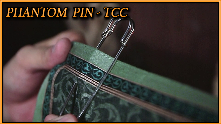 l'épingle qui traverse le foulard du tour tour Phantom pin De Tcc.