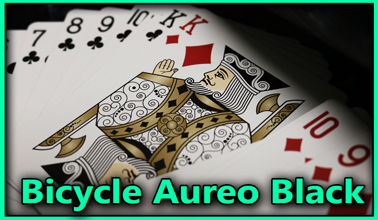 gros plan sur le roi de carreau à cote de la série des tréfle et des carreau du jeu bicycle-aureo-black