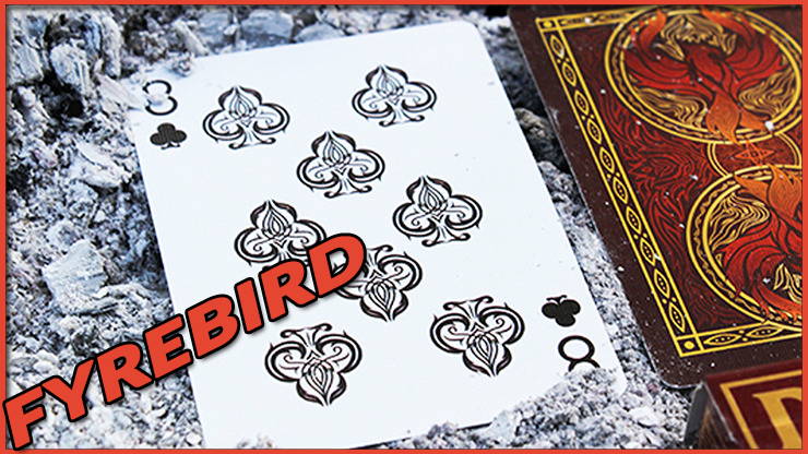 gros plan sur le huite de trefle du jeu Bicycle Fyrebird playing card
