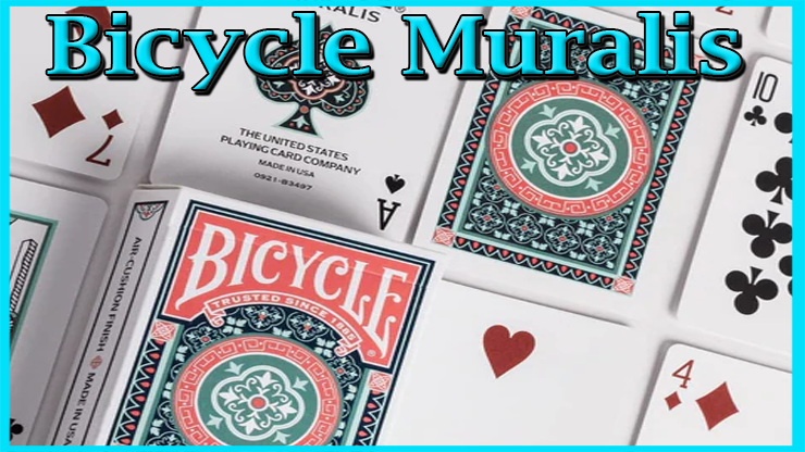 les carte faces en l'air , le'as de pique le 7 de carreau, le dix de tefleavec une carte a dos et l'etui du jeu bicycle Muralis
