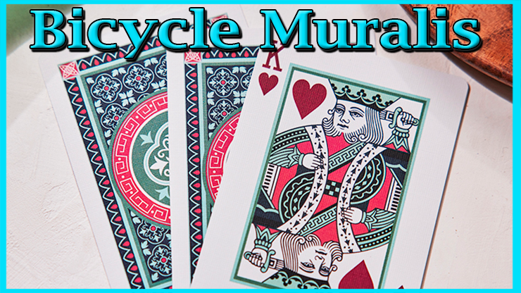 le superbe roi de coeur avec deux carte vu de dos du jeu bicycle muralis